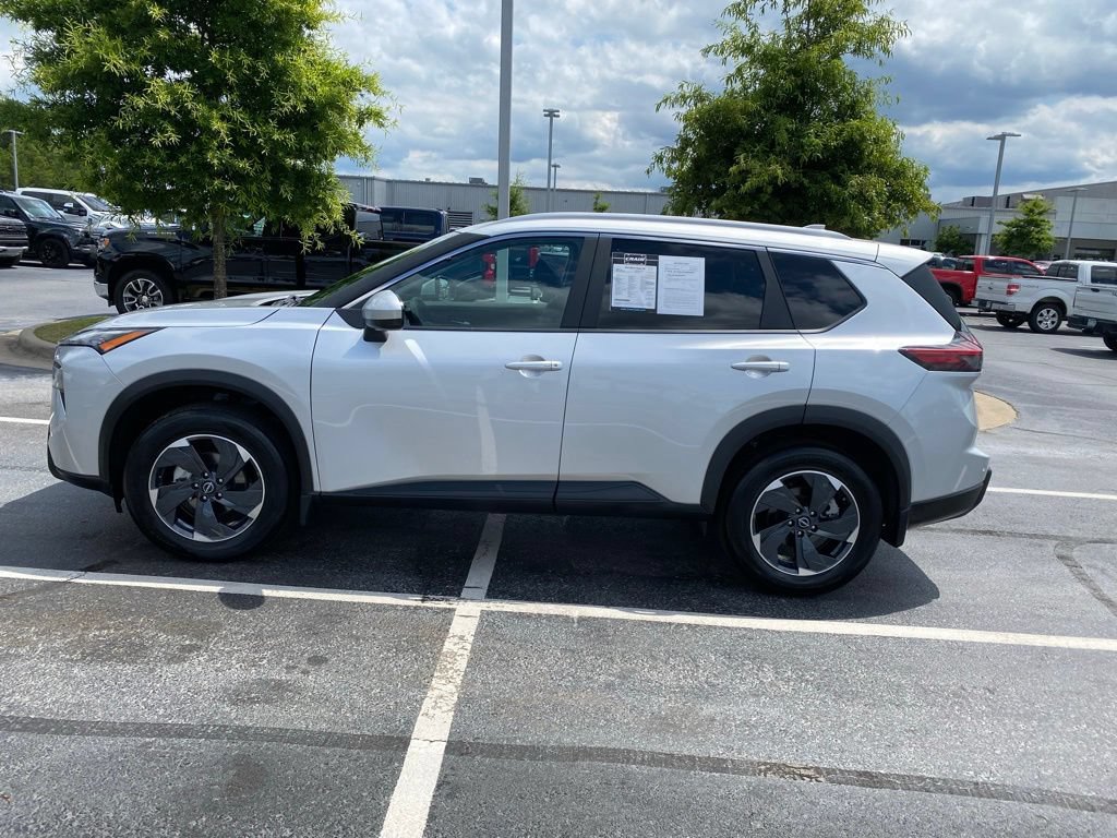 Used 2024 Nissan Rogue SV w/ SV Premium Package AWD/4WD image 4