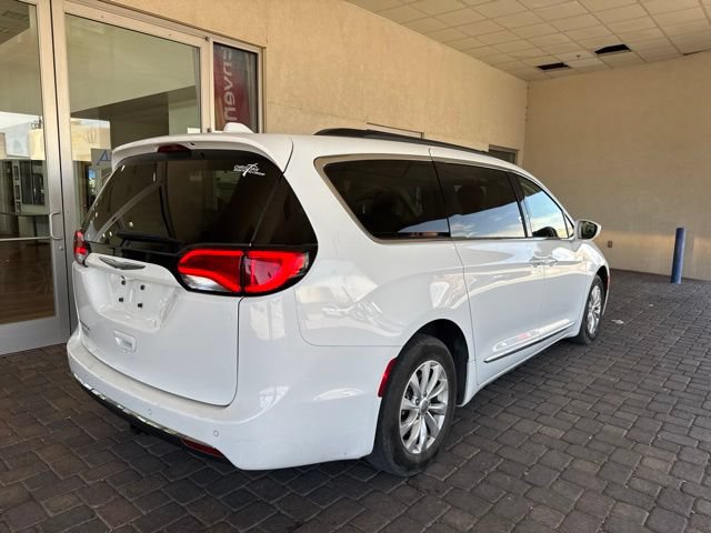 Used 2017 Chrysler Pacifica Touring-L FWD image 4