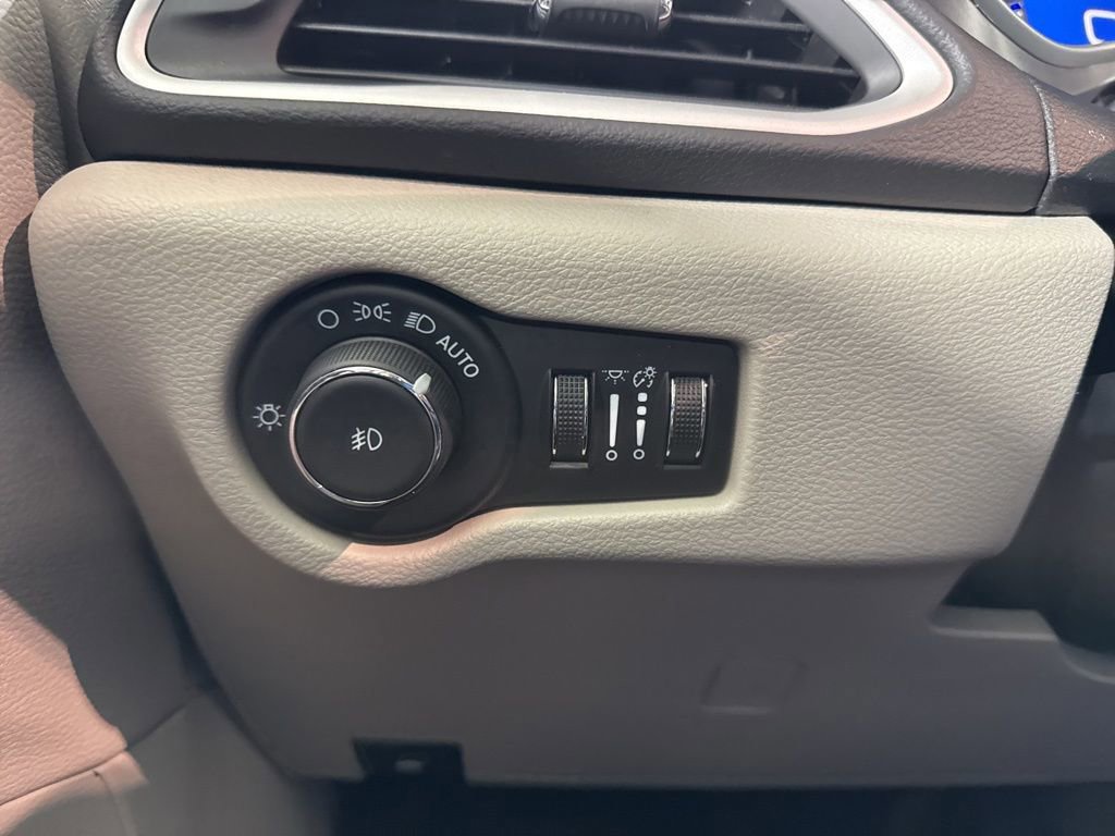 Used 2024 Chrysler Pacifica Touring-L image 20