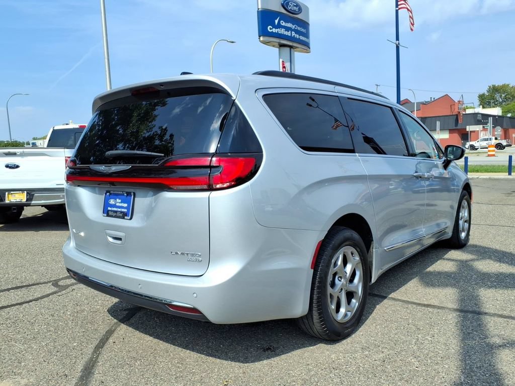 Used 2023 Chrysler Pacifica Limited AWD/4WD image 5