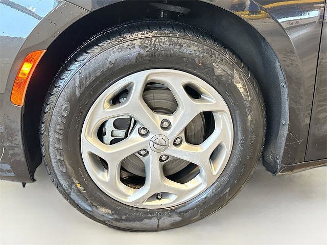 Used 2023 Chrysler Pacifica Limited image 24