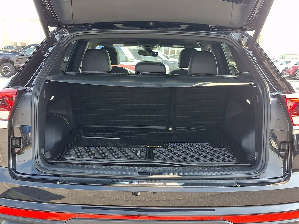 Used 2025 Volkswagen Atlas Cross Sport SE AWD/4WD image 29
