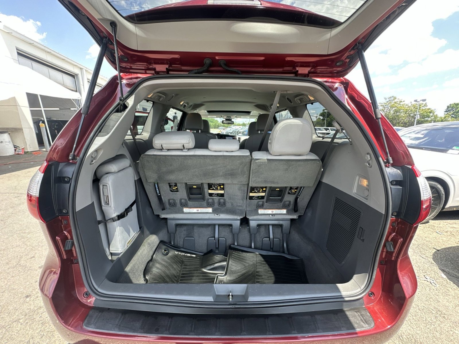 Used 2018 Toyota Sienna XLE w/ XLE Navigation Package FWD image 34