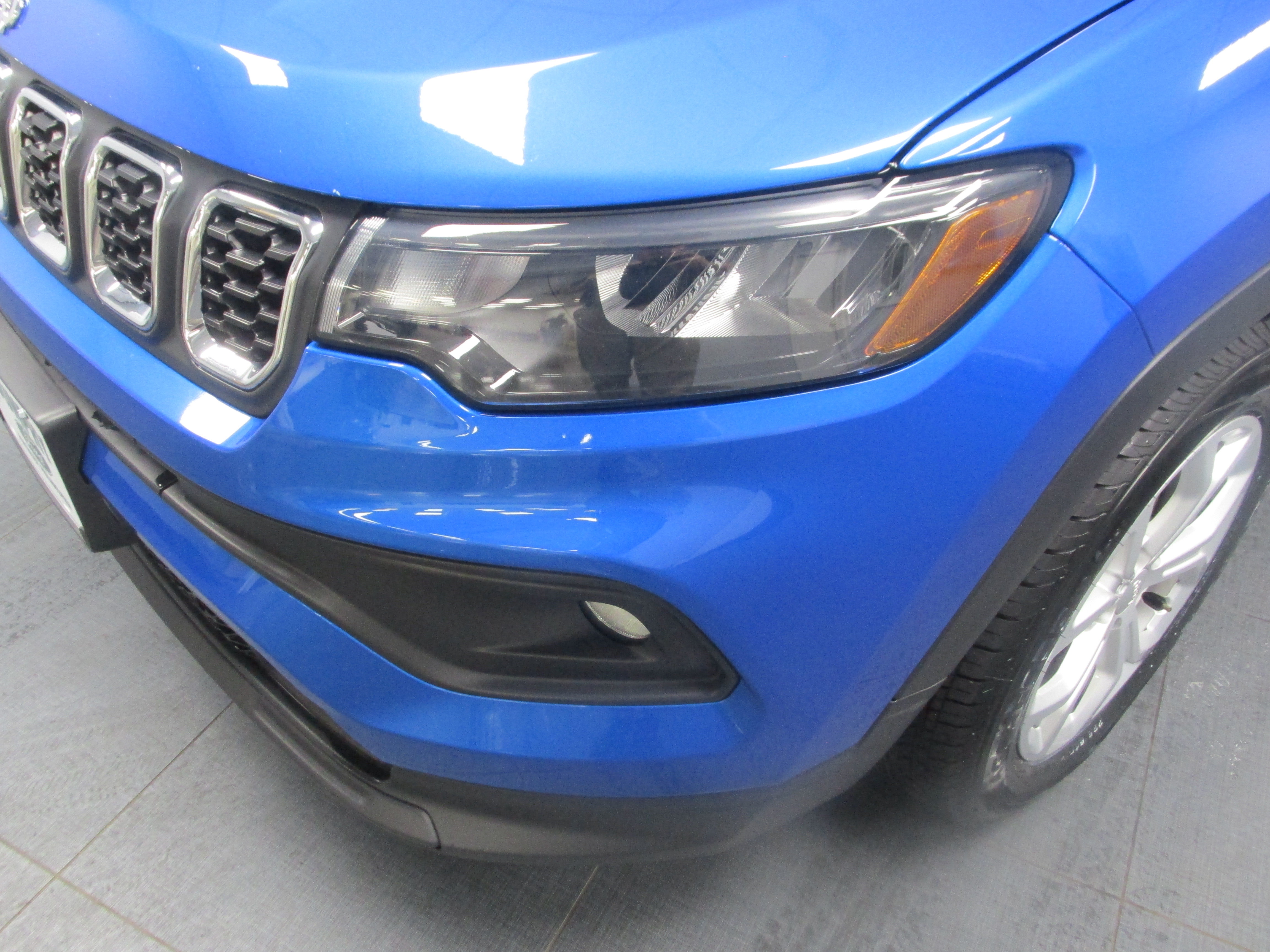 Used 2024 Jeep Compass Latitude AWD/4WD image 9