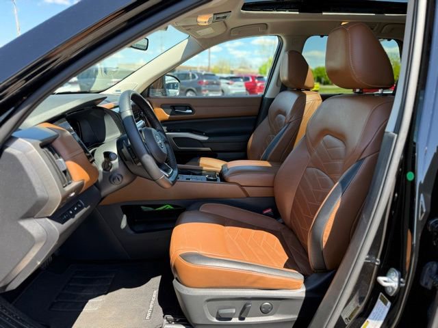 Used 2023 Nissan Pathfinder Platinum w/ Cargo Package AWD/4WD image 15