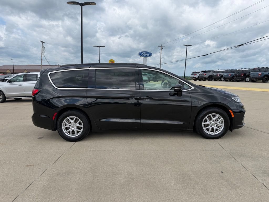 Used 2022 Chrysler Pacifica Touring-L FWD image 4