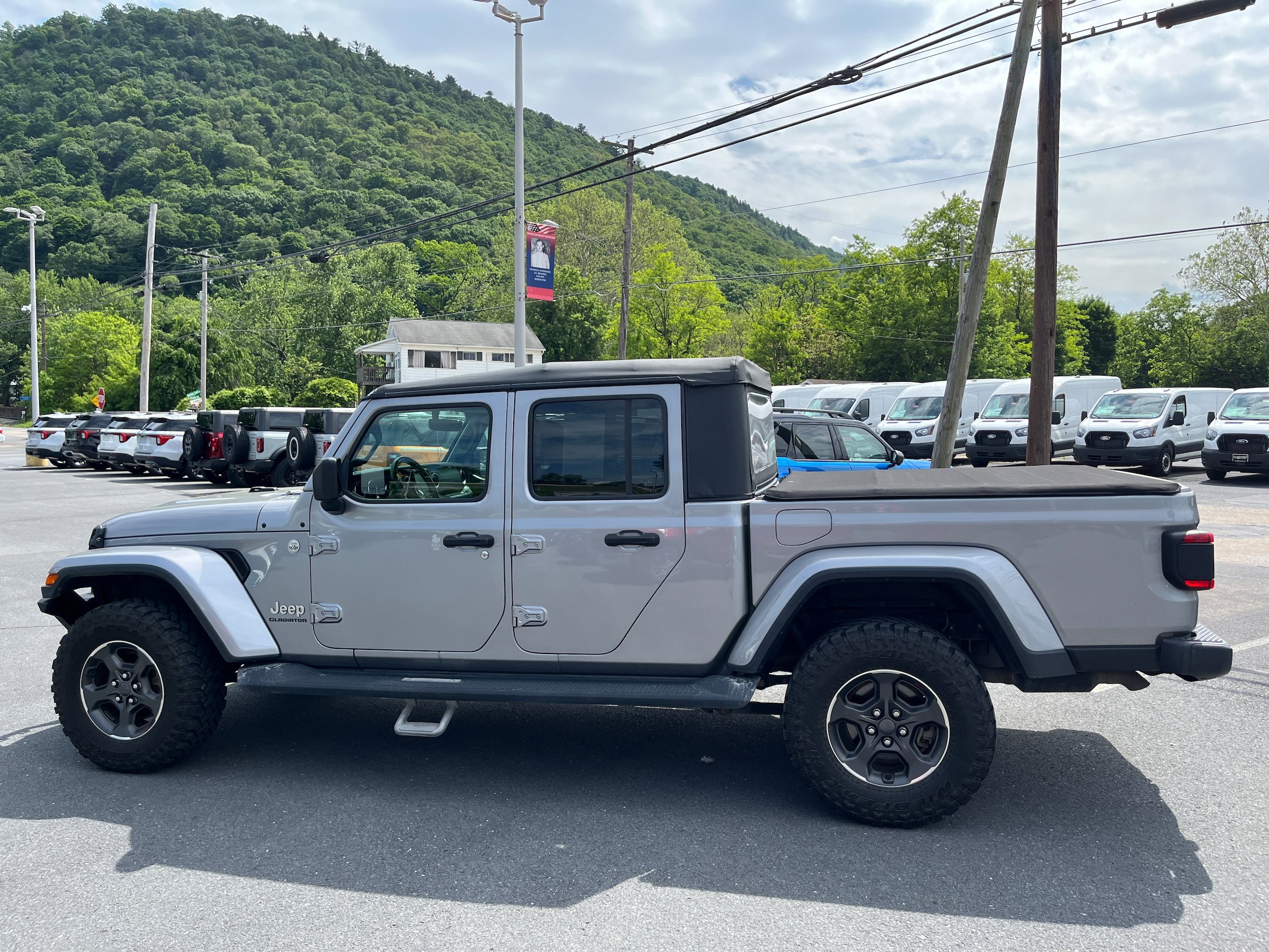 Used 2020 Jeep Gladiator Overland AWD/4WD image 6