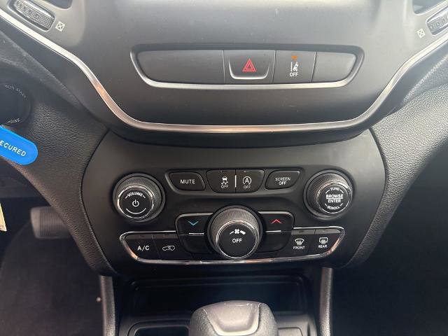 Used 2021 Jeep Cherokee Latitude FWD image 22