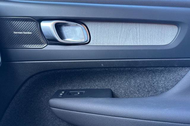 Used 2023 Volvo XC40 B5 Ultimate w/ Protection Package Premier image 18