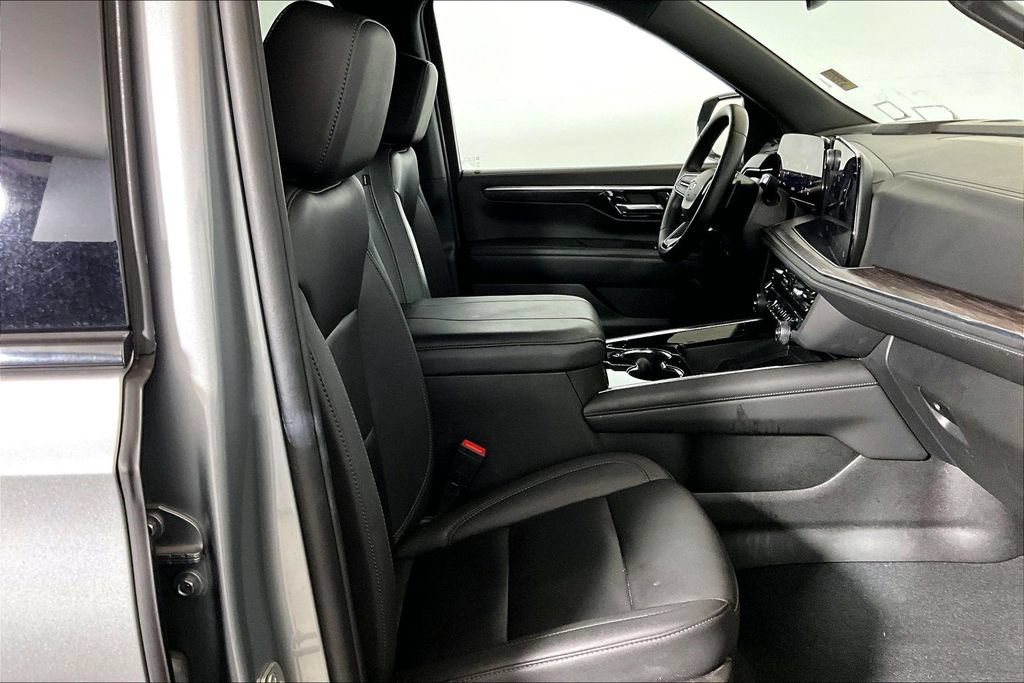 Used 2025 Chevrolet Suburban Z71 AWD/4WD image 6