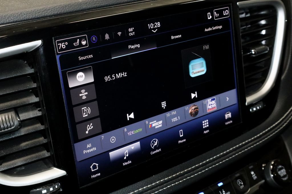 Used 2025 Chrysler Pacifica Select FWD image 3