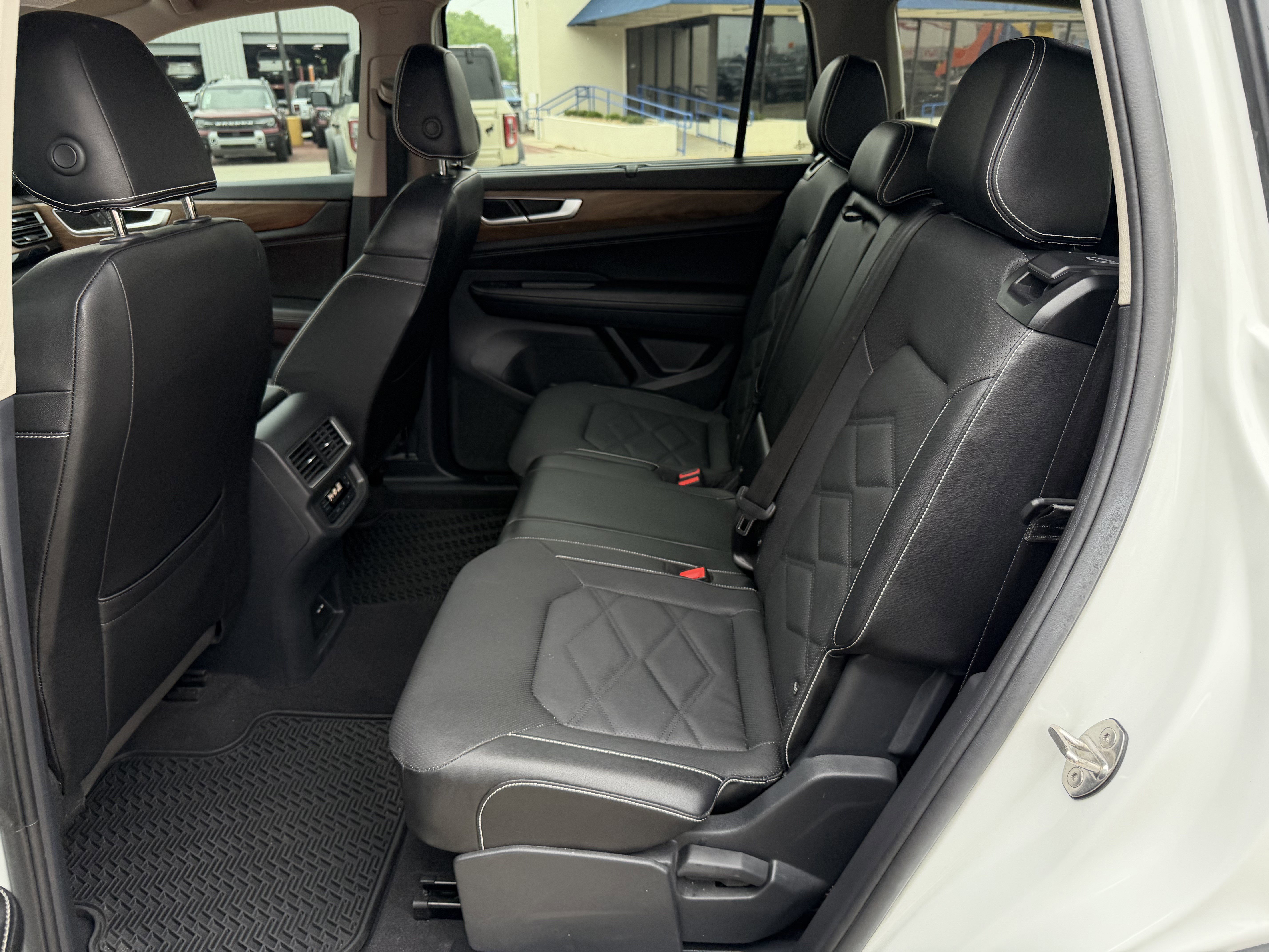 Used 2024 Volkswagen Atlas SE FWD image 13