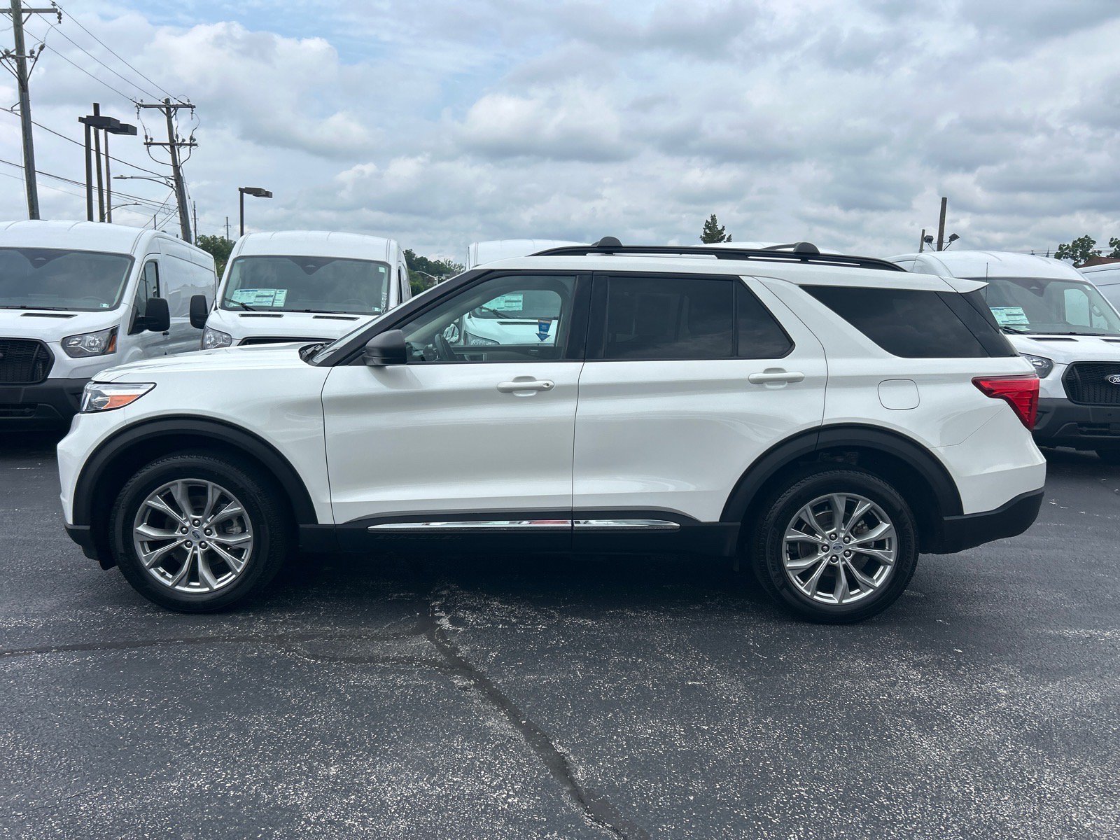 Certified 2023 Ford Explorer XLT w/ Equipment Group 202A AWD/4WD image 4