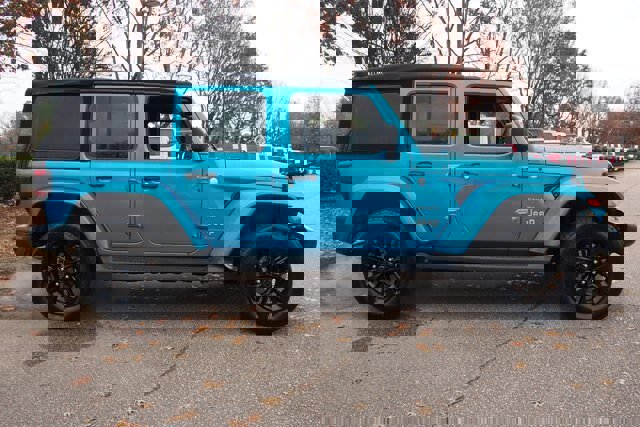 Used 2024 Jeep Wrangler Unlimited Sahara w/ Technology Group image 6