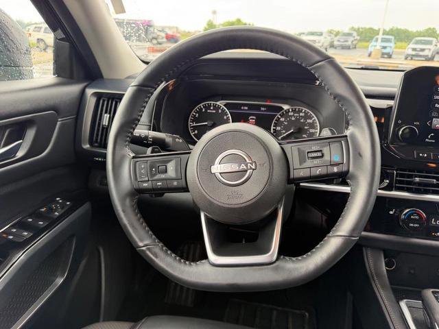 Used 2025 Nissan Pathfinder SL AWD/4WD image 14