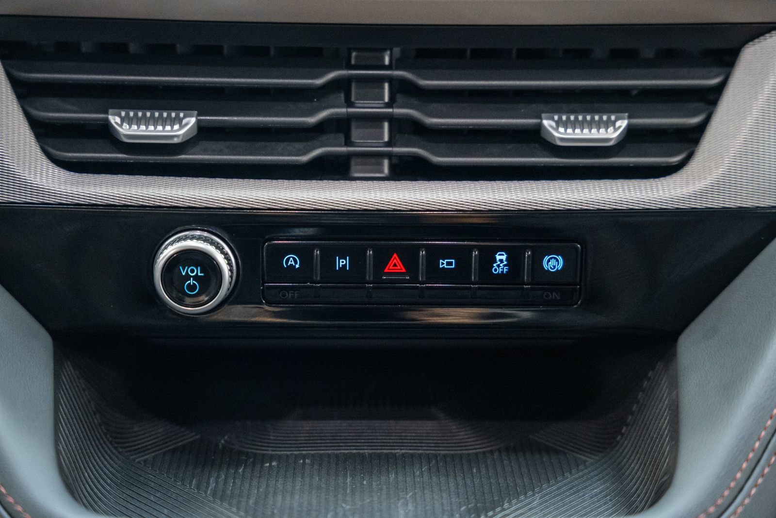 Certified 2025 Ford Explorer Active w/ Active Comfort Package image 29