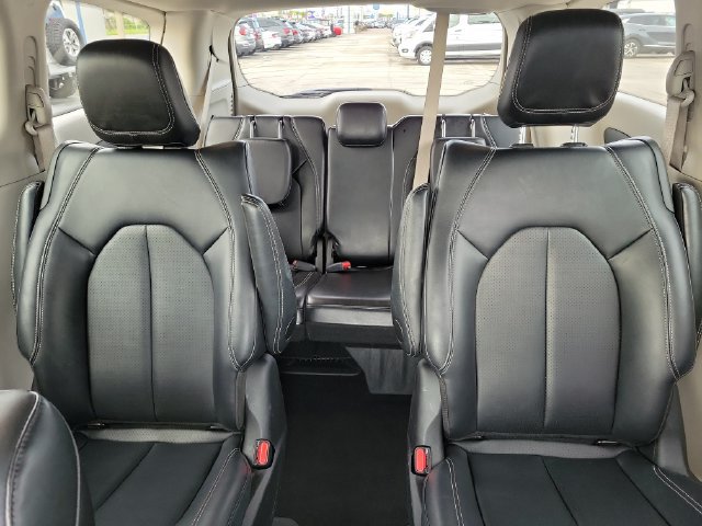 Used 2024 Chrysler Pacifica Limited FWD image 18