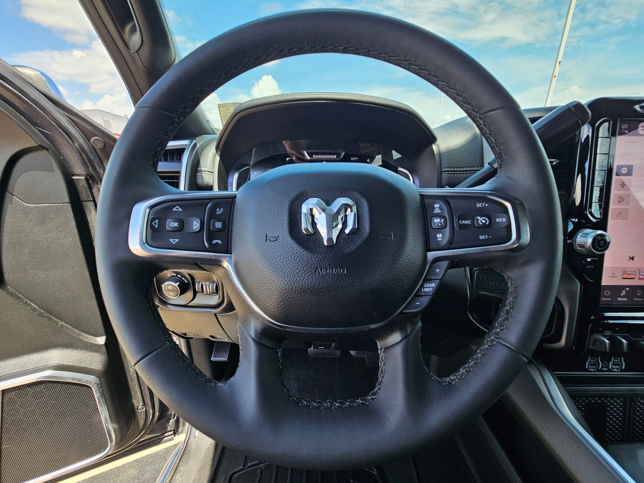 Used 2025 RAM 2500 Laramie AWD/4WD image 18