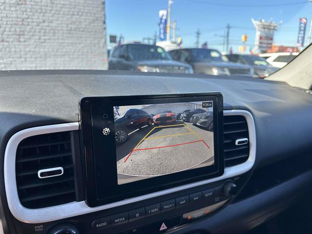 Used 2024 Hyundai Venue Limited FWD image 16