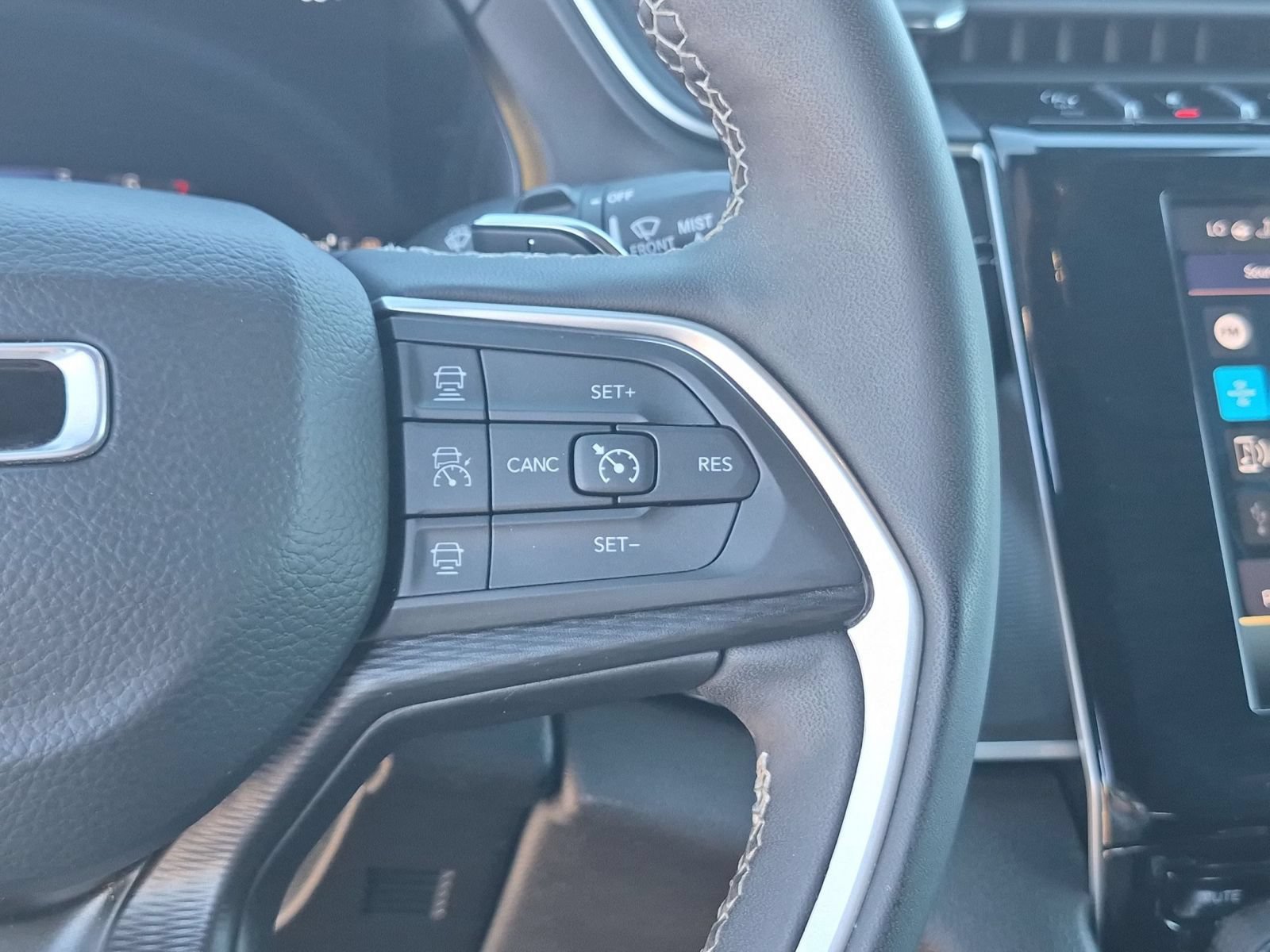 Used 2025 Jeep Grand Cherokee Altitude AWD/4WD image 20