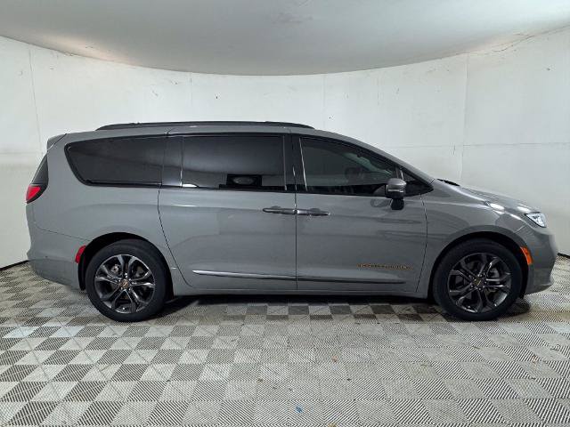 Used 2023 Chrysler Pacifica Touring-L w/ Road Tripper Package AWD/4WD image 2