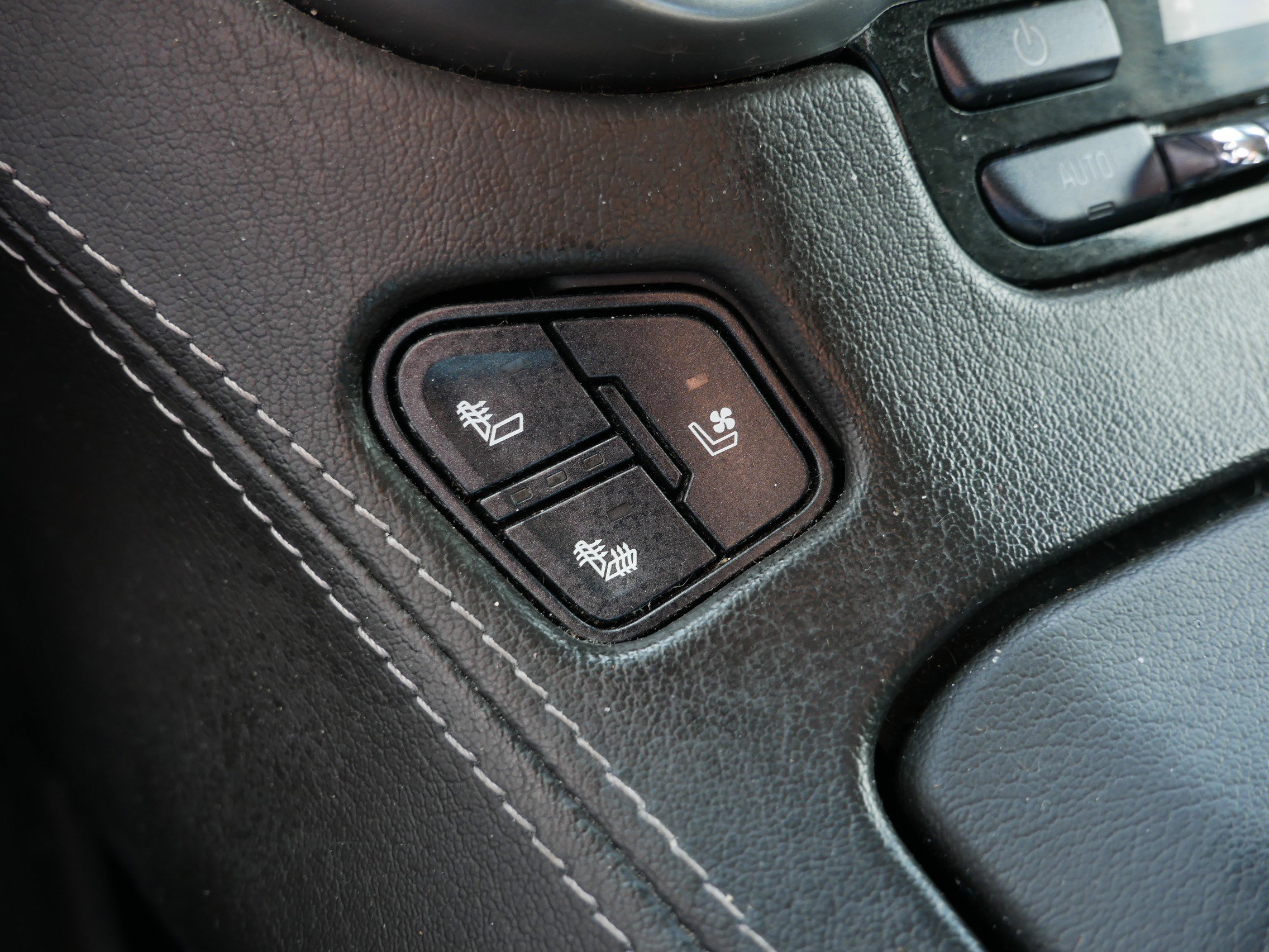 Used 2020 Chevrolet Suburban Premier AWD/4WD image 32