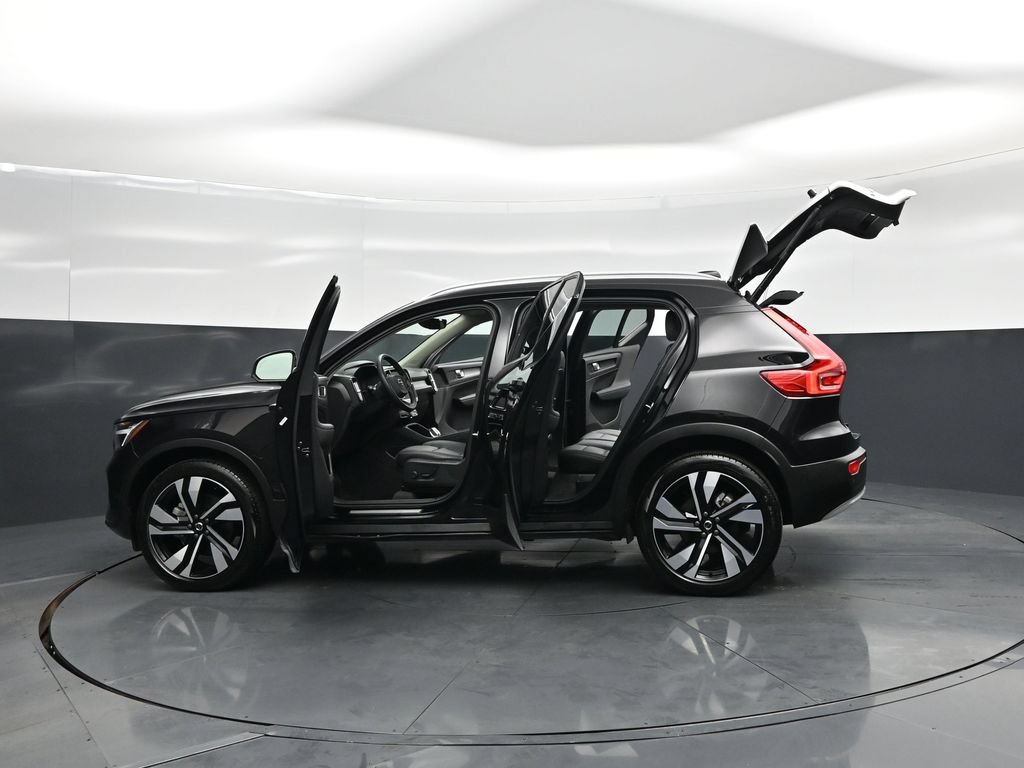 Used 2025 Volvo XC40 B5 Plus AWD/4WD image 37