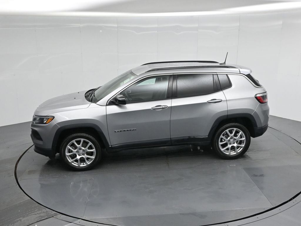 Used 2023 Jeep Compass Latitude image 28
