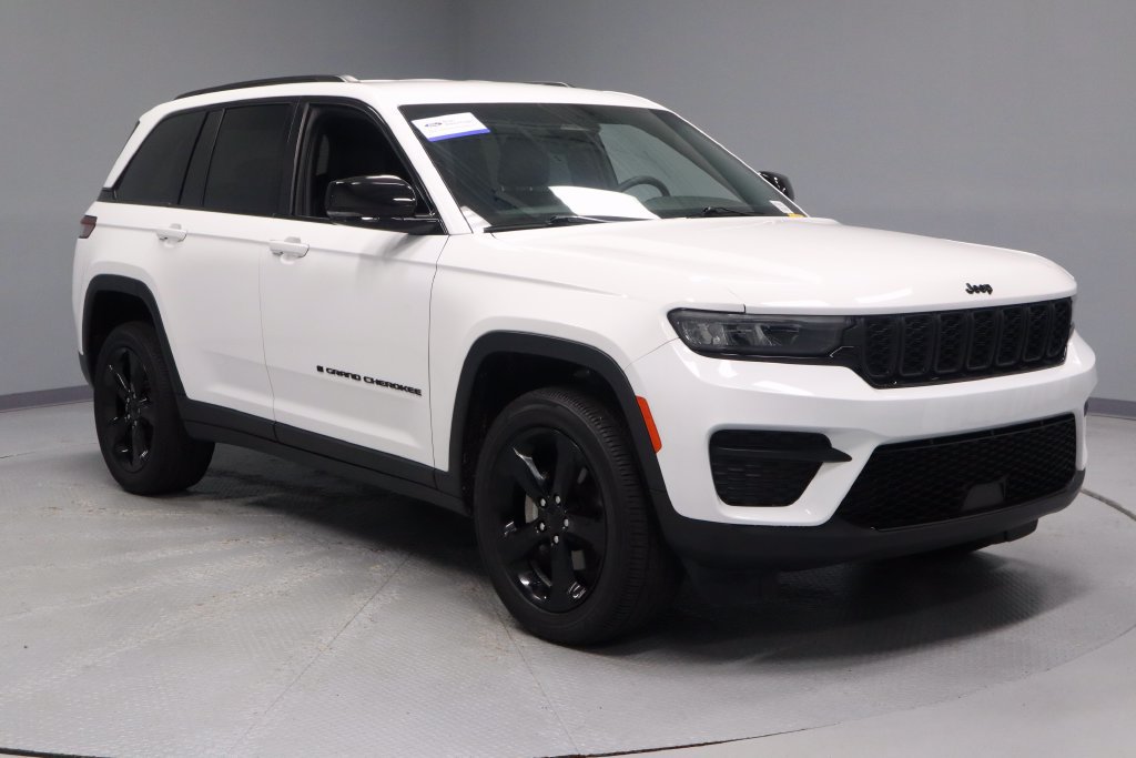Used 2023 Jeep Grand Cherokee Altitude AWD/4WD image 1