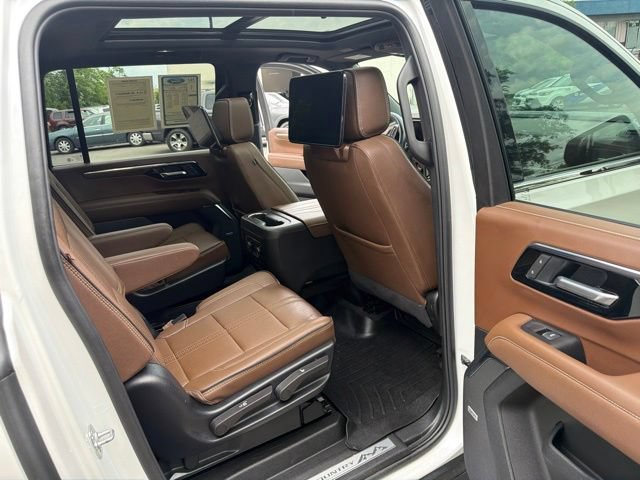 Used 2025 Chevrolet Suburban High Country AWD/4WD image 32