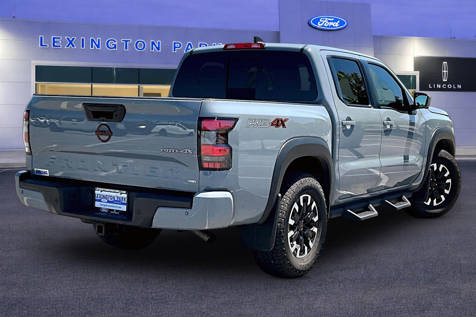 Used 2023 Nissan Frontier PRO-4X w/ Pro Convenience Package AWD/4WD image 5