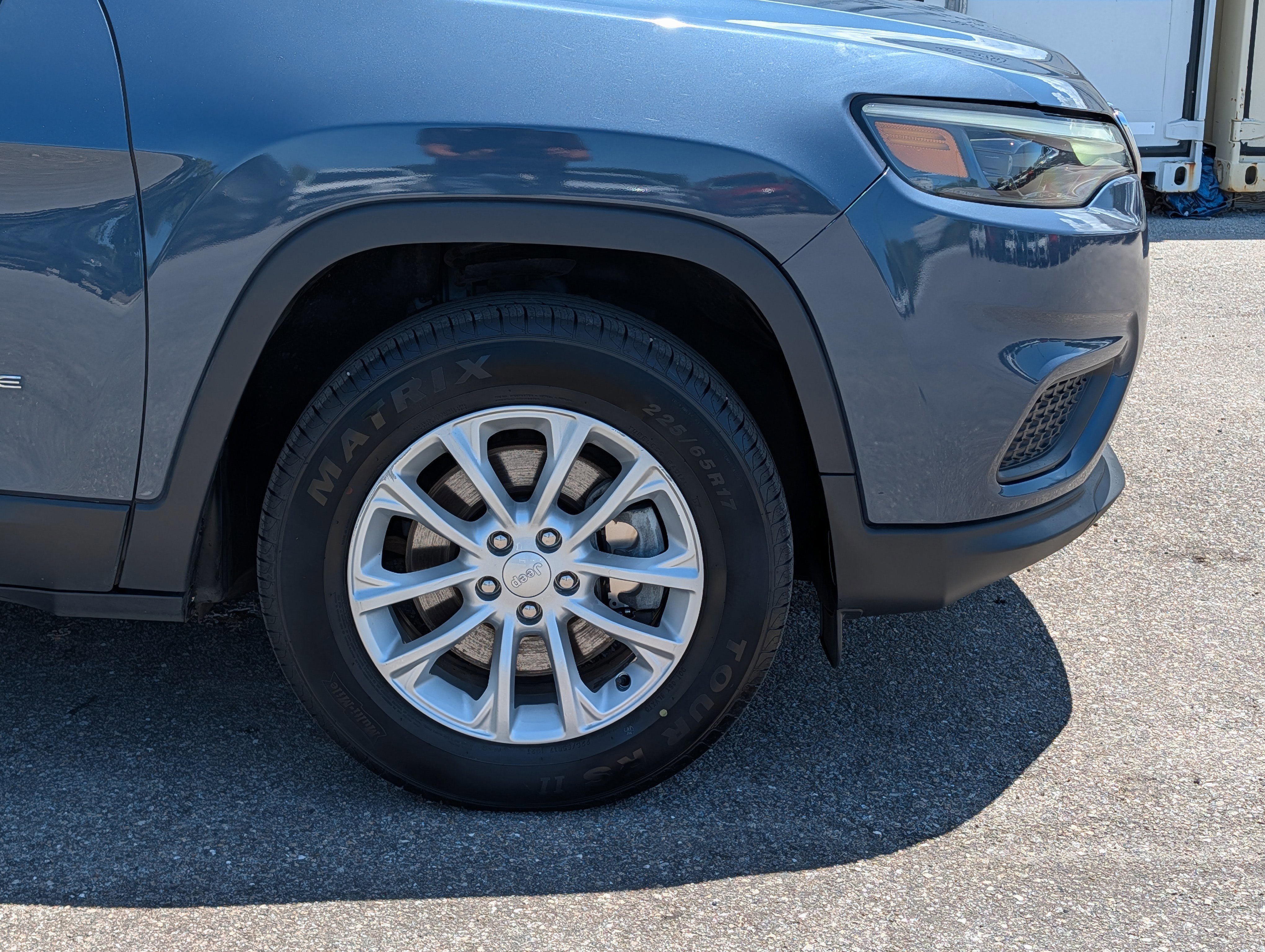 Used 2020 Jeep Cherokee Latitude w/ Cold Weather Group AWD/4WD image 11