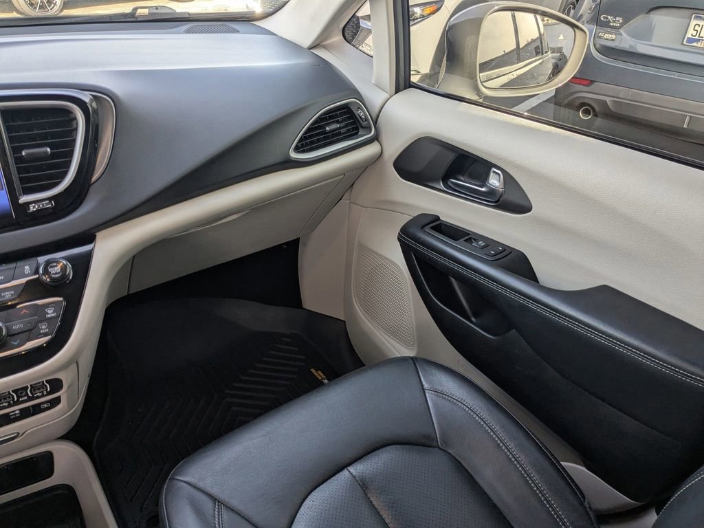 Used 2022 Chrysler Pacifica Touring-L image 20