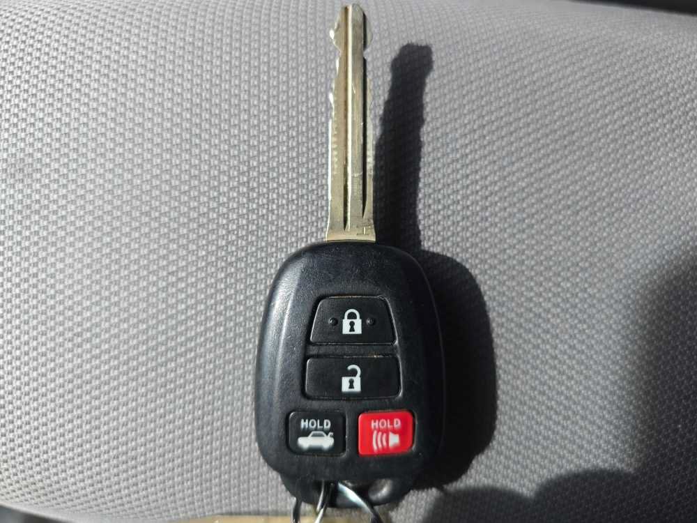 Used 2017 Toyota Corolla LE w/ Carpet Mat Package (TMS) FWD image 21