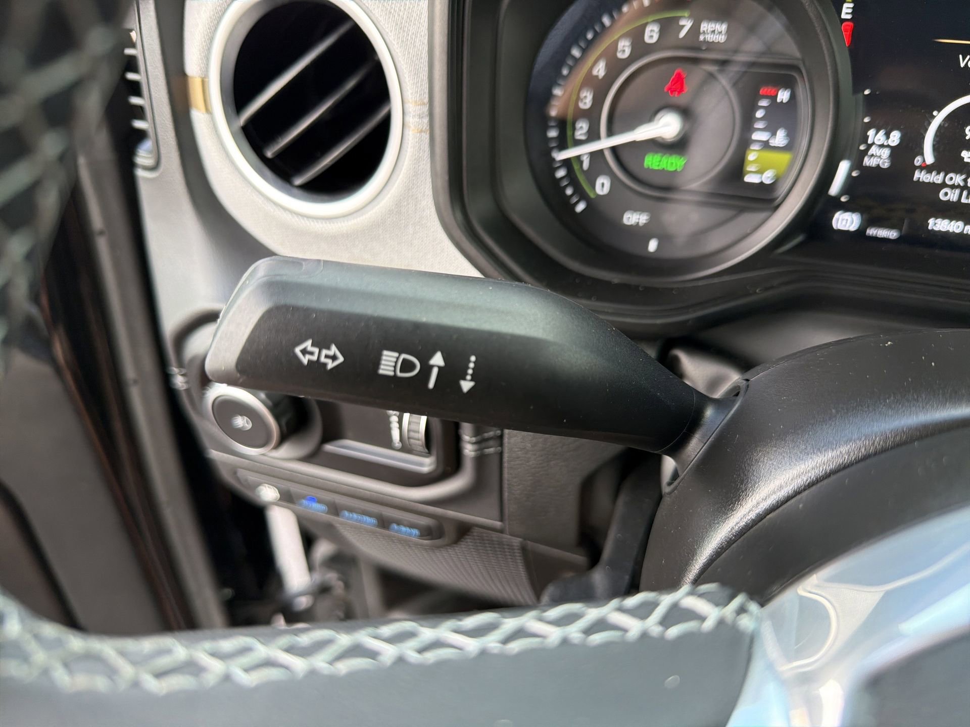 Used 2025 Jeep Wrangler Unlimited Sahara w/ Safety Group AWD/4WD image 12
