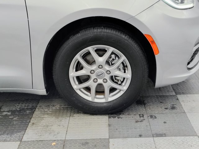 Used 2024 Chrysler Pacifica Touring-L FWD image 12