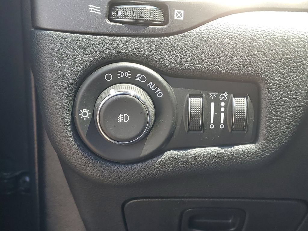Used 2019 Jeep Cherokee Trailhawk w/ Cold Weather Group AWD/4WD image 21