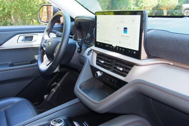 Certified 2025 Ford Explorer Active w/ Active Comfort Package AWD/4WD image 10