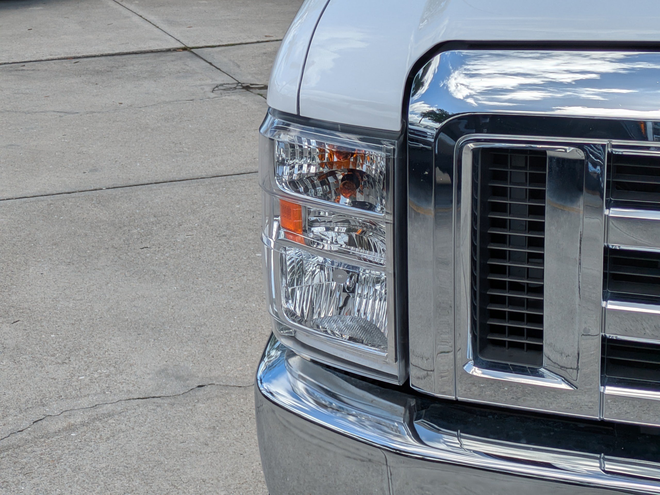 Certified 2023 Ford E-450 and Econoline 450 Super Duty w/ Power Windows & Locks Group RWD image 9