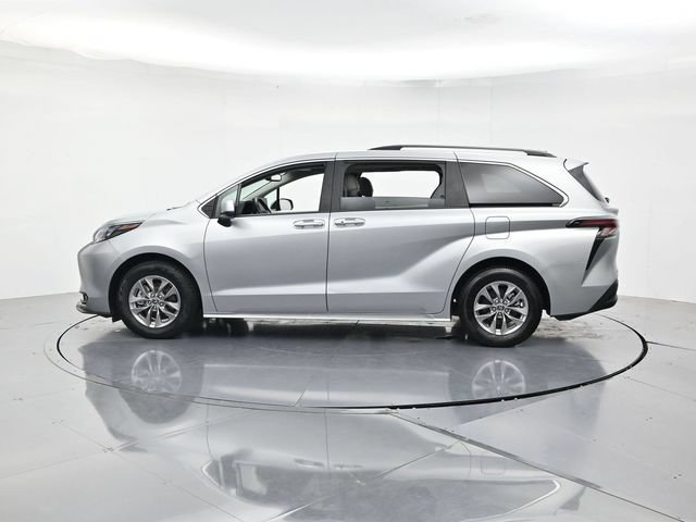 Used 2025 Toyota Sienna XLE FWD image 7