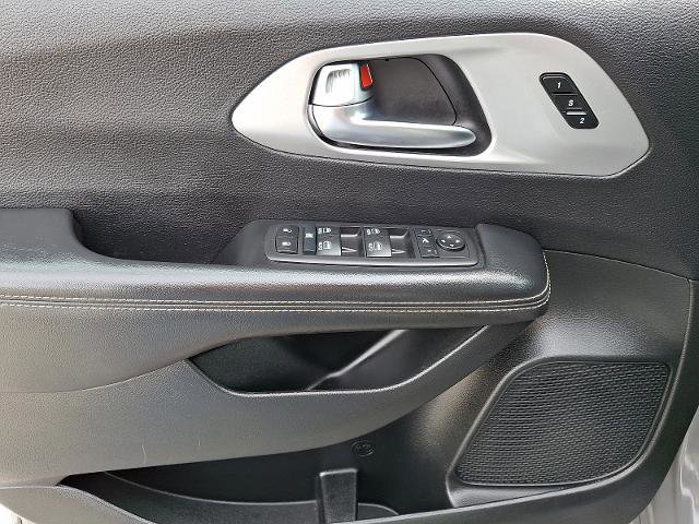 Used 2025 Chrysler Pacifica Limited image 13