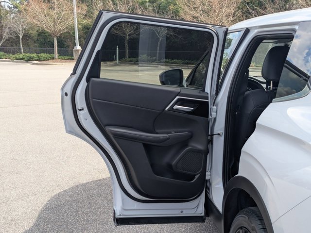 Used 2023 Mitsubishi Outlander SE image 29