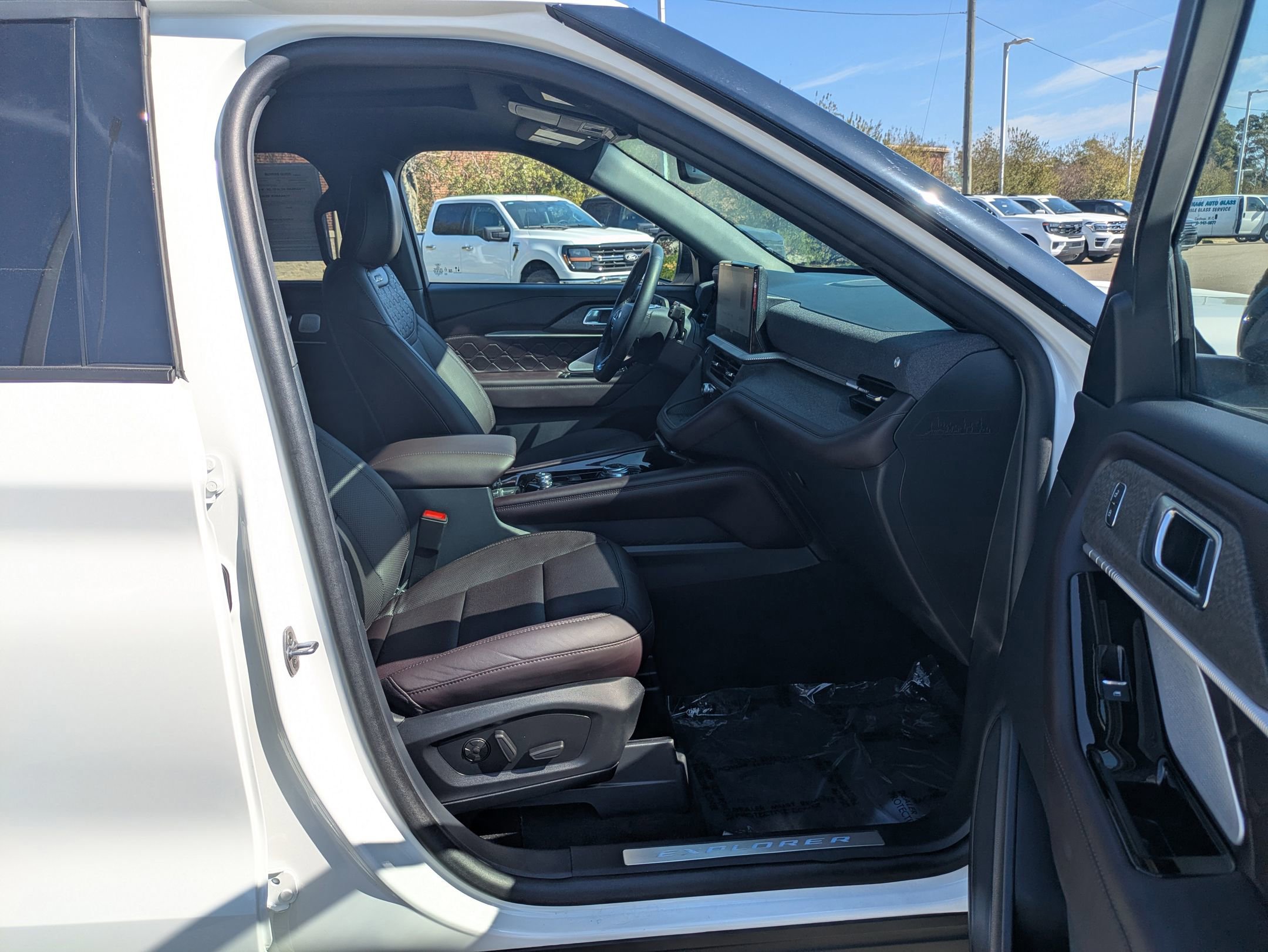 Certified 2025 Ford Explorer Platinum w/ Ultimate Package image 32