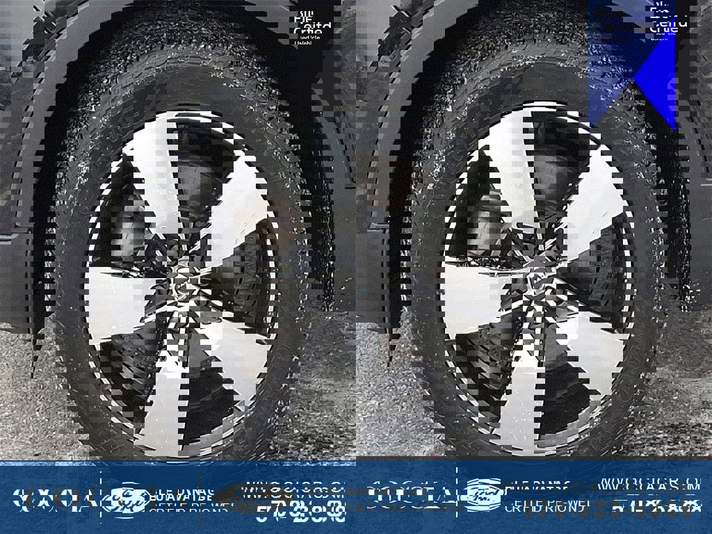 Used 2020 Volvo XC40 T5 Momentum w/ Protection Package Premier image 8