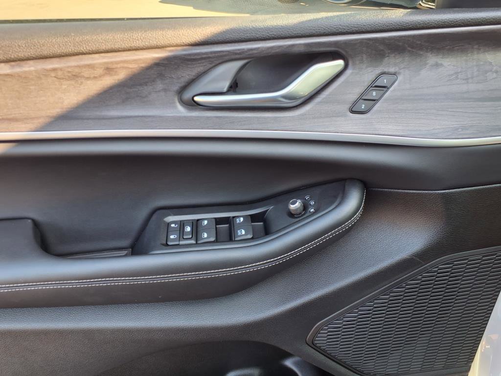 Used 2025 Jeep Grand Cherokee L Limited w/ Black Appearance Package image 10