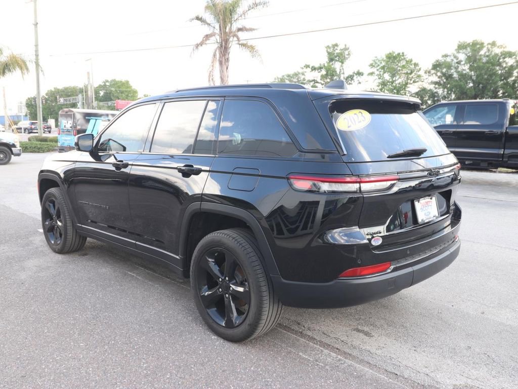 Used 2023 Jeep Grand Cherokee Limited w/ Black Appearance Package image 10