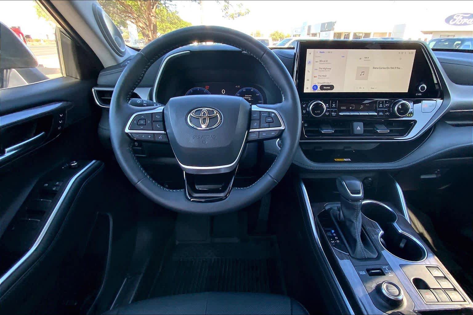 Used 2025 Toyota Highlander Limited AWD/4WD image 6