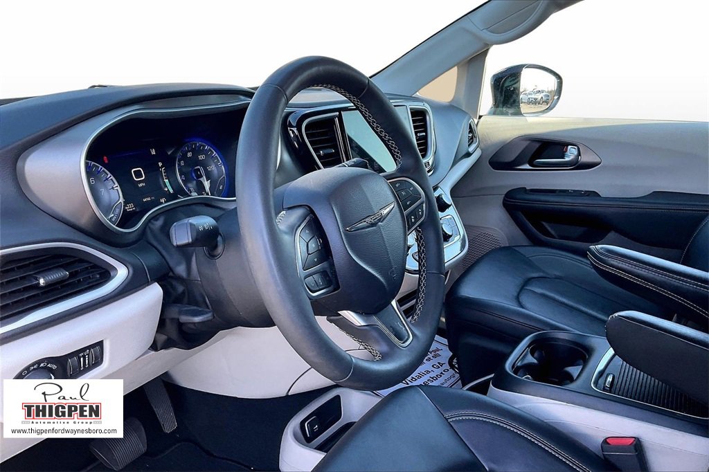 Used 2024 Chrysler Pacifica Touring-L image 13