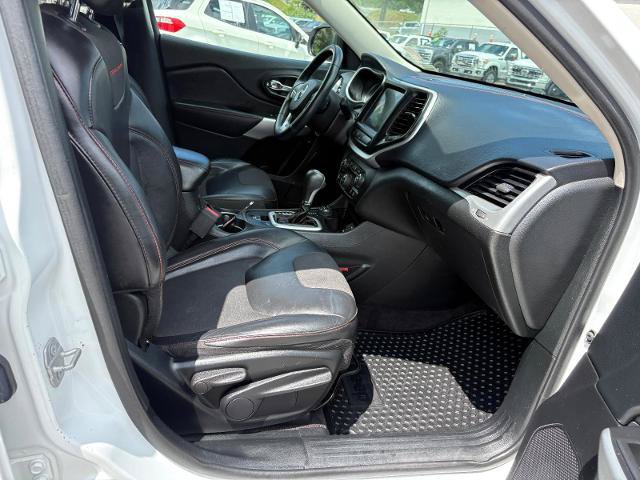 Used 2018 Jeep Cherokee Trailhawk AWD/4WD image 17