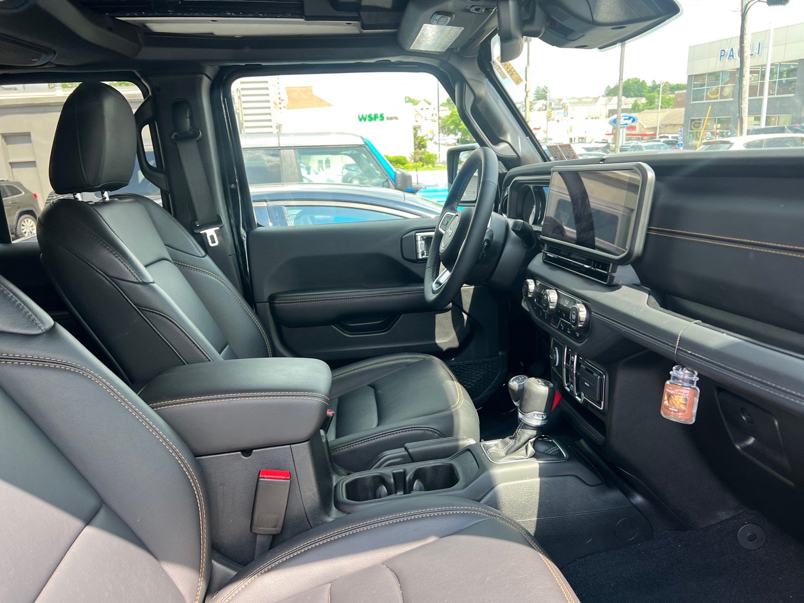 Used 2025 Jeep Wrangler Unlimited Sahara AWD/4WD image 6